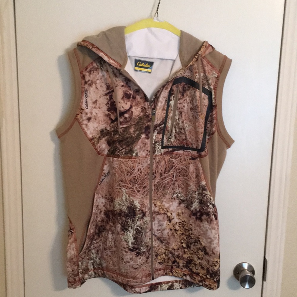Men’s Cabela’s camo large, hunting vest hoodie
